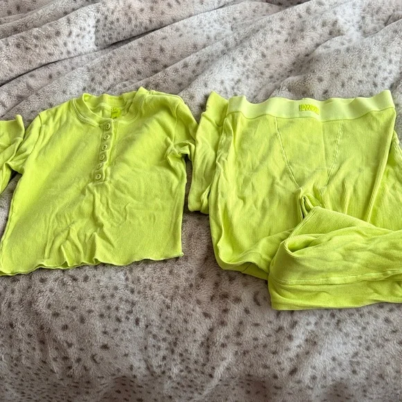 SKIMS Lime Button-Up top and leggings - Picture 1 of 7